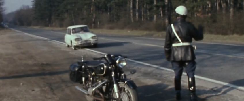 Un gendarme arrêtant une voiture sur le bord de la route